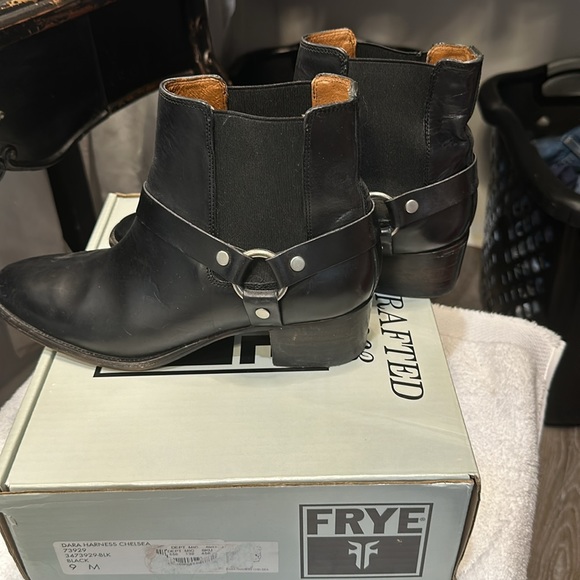 Frye size 9 Black Dara Harness Chelsea Boots - Picture 2 of 5